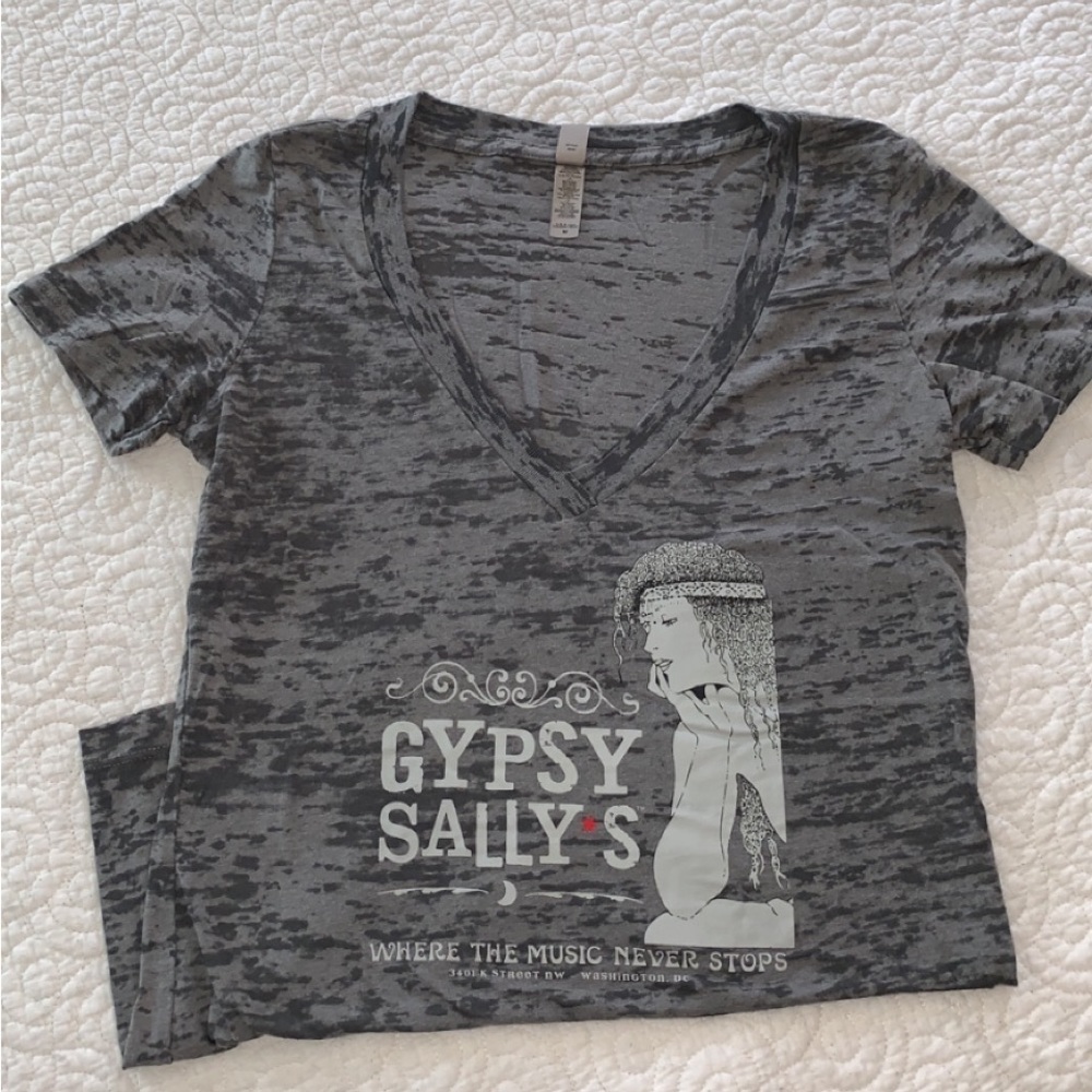 ✨3/$25✨ Women’s Gypsy Sally’s V-Neck Fitted Shirt SZ M